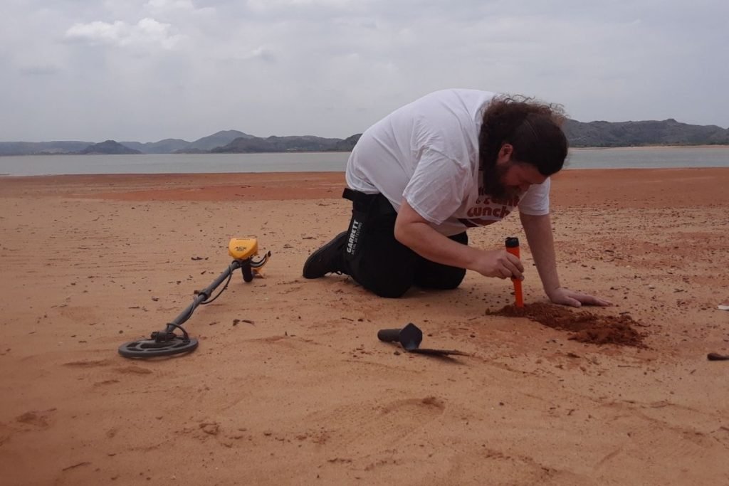 metal-detecting-on-beaches